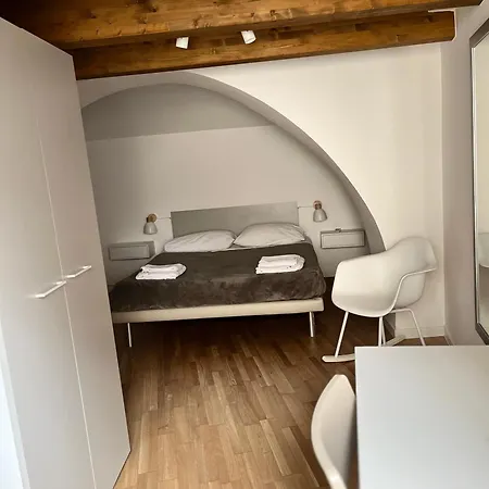 Ground Stone アパート バーリ