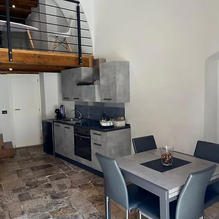 Ground Stone アパート バーリ